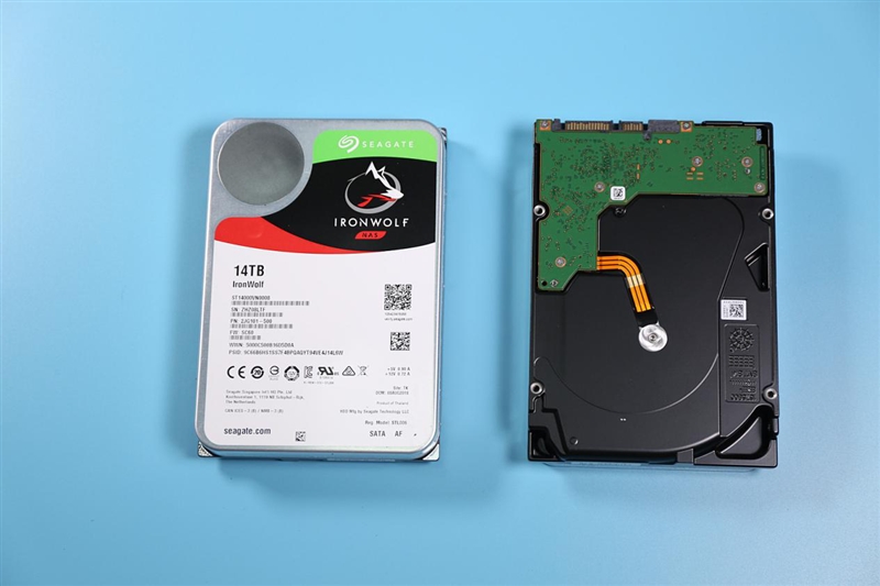 开箱希捷酷狼硬盘,希捷银河氦气14t机械硬盘