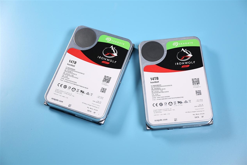 开箱希捷酷狼硬盘,希捷银河氦气14t机械硬盘