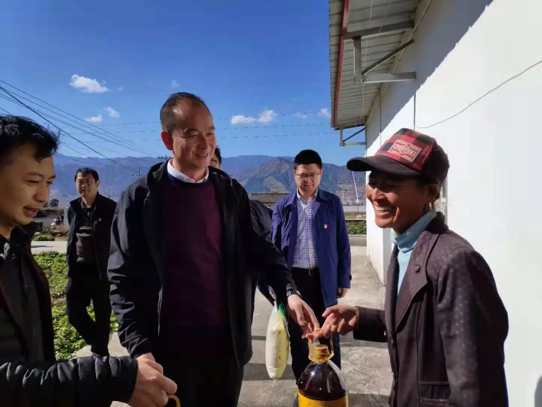 区领导带队走访慰问驻村工作队,局领导分别慰问驻村干部