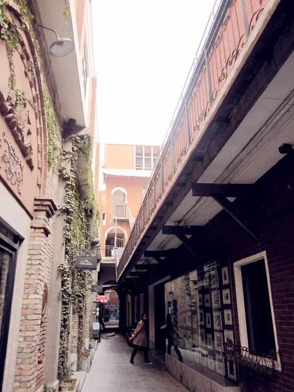 旧工业改造为创意产业园区,老旧工业厂区改造为商业综合体