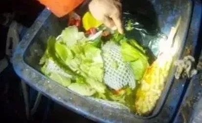 这事你在现场吗？人超级多！上台做游戏就有礼品拿，买皮草更实惠！