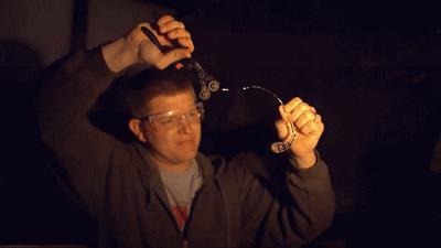 弹珠打玻璃会碎碎吗,玻璃被钢珠打碎了怎么修复