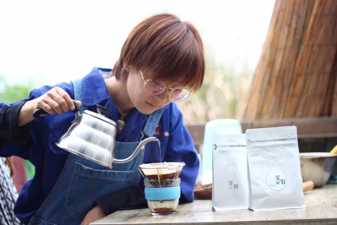 那个开着旅行咖啡车的女孩,暂别荒野重返都市