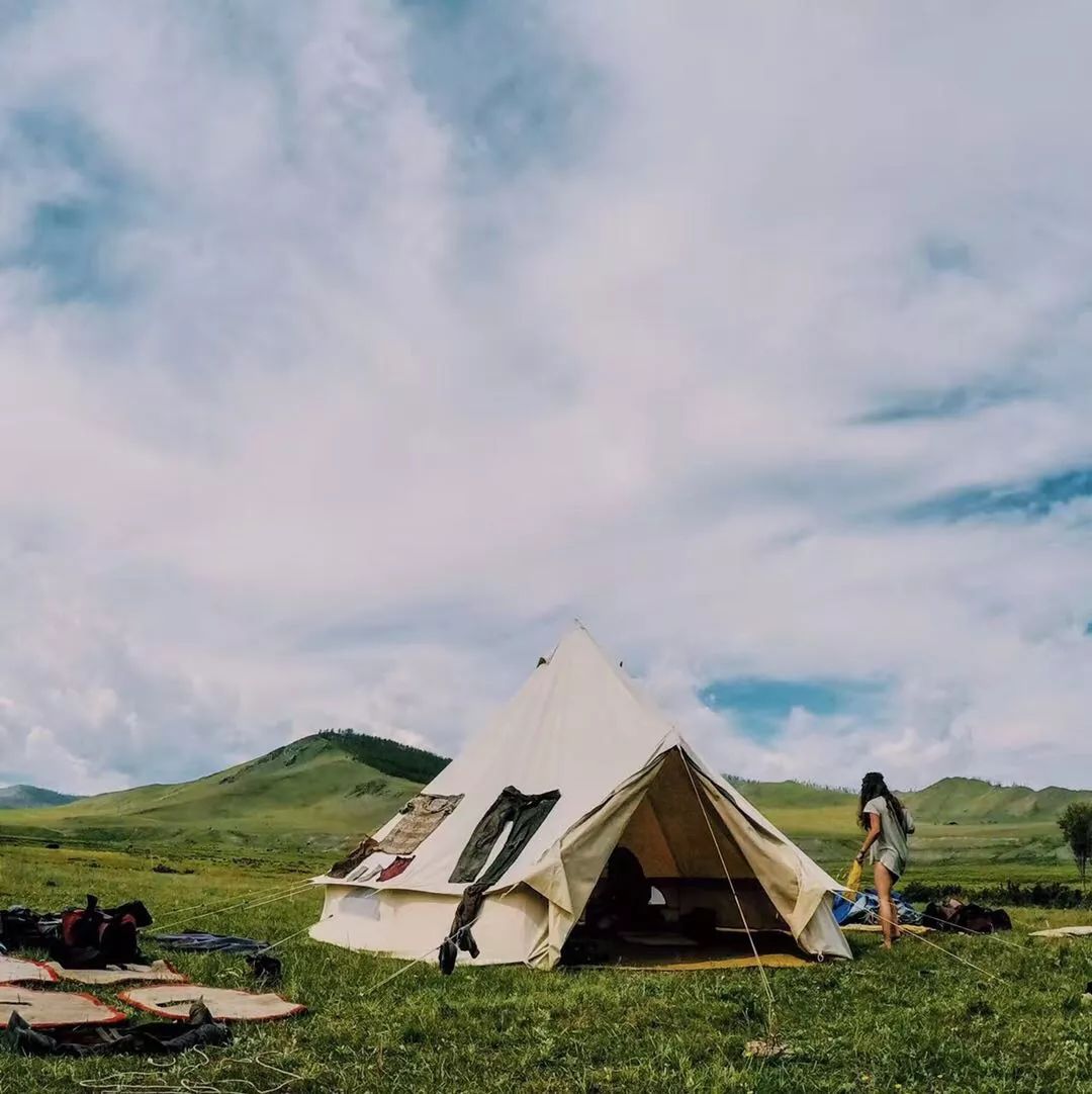 那个开着旅行咖啡车的女孩，暂别荒野重返都市