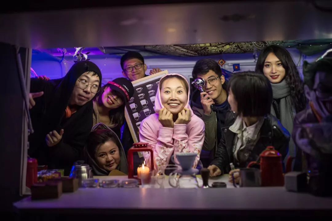 那个开着旅行咖啡车的女孩,暂别荒野重返都市