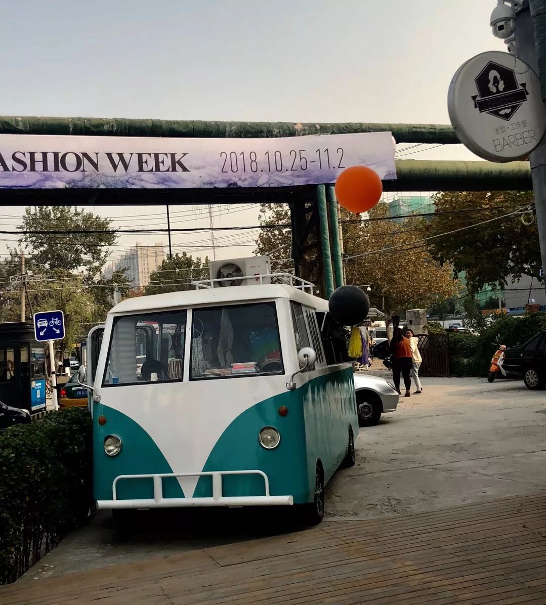 那个开着旅行咖啡车的女孩，暂别荒野重返都市