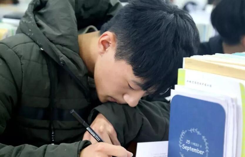 悲痛！信阳又一位好老师倒在工作岗位上，再也没有醒来……