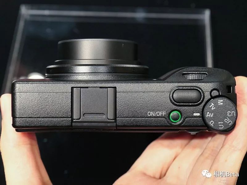 理光GRIII上手图,售价10万日元明年发布