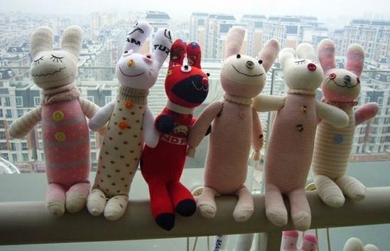 用袜子娃娃保持内心的孩子气,她的创意工坊拥有十几家代理商