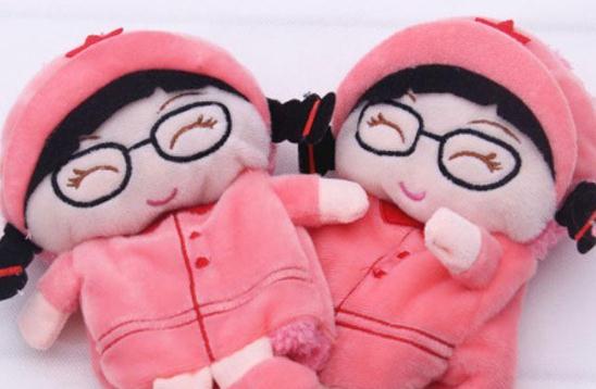 用袜子娃娃保持内心的孩子气,她的创意工坊拥有十几家代理商