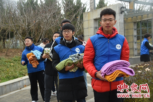 温暖!大学生用卖废品的钱买毛线织300条围脖送给环卫工