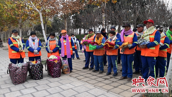 温暖!大学生用卖废品的钱买毛线织300条围脖送给环卫工