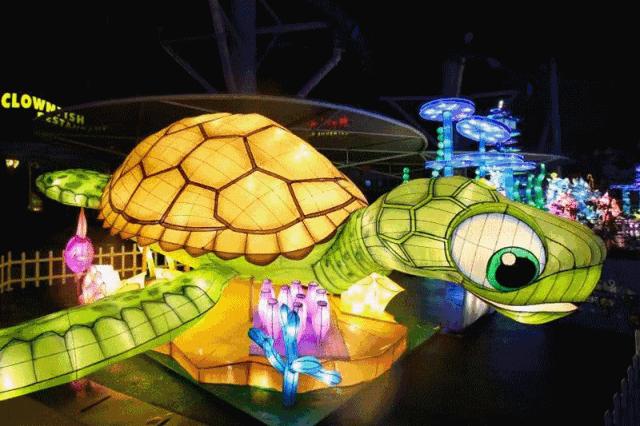 上海欢乐谷嗨翻了！50万㎡华灯齐放、圣诞市集、狂欢盛典，还能与偶像零距离接触……