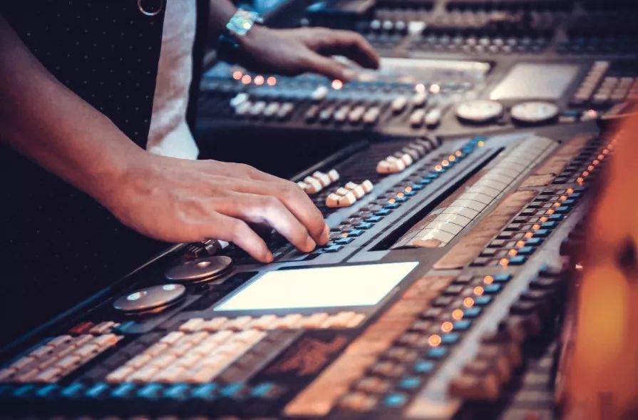 上海欢乐谷嗨翻了！50万㎡华灯齐放、圣诞市集、狂欢盛典，还能与偶像零距离接触……