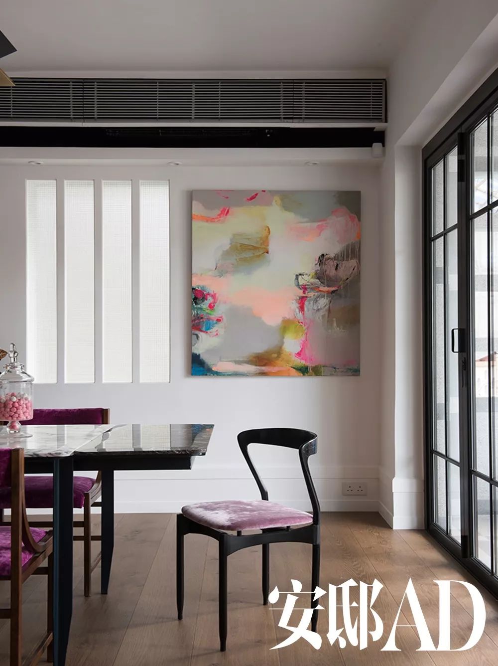 当单身公寓里有了女主人，一切都变得不一样……