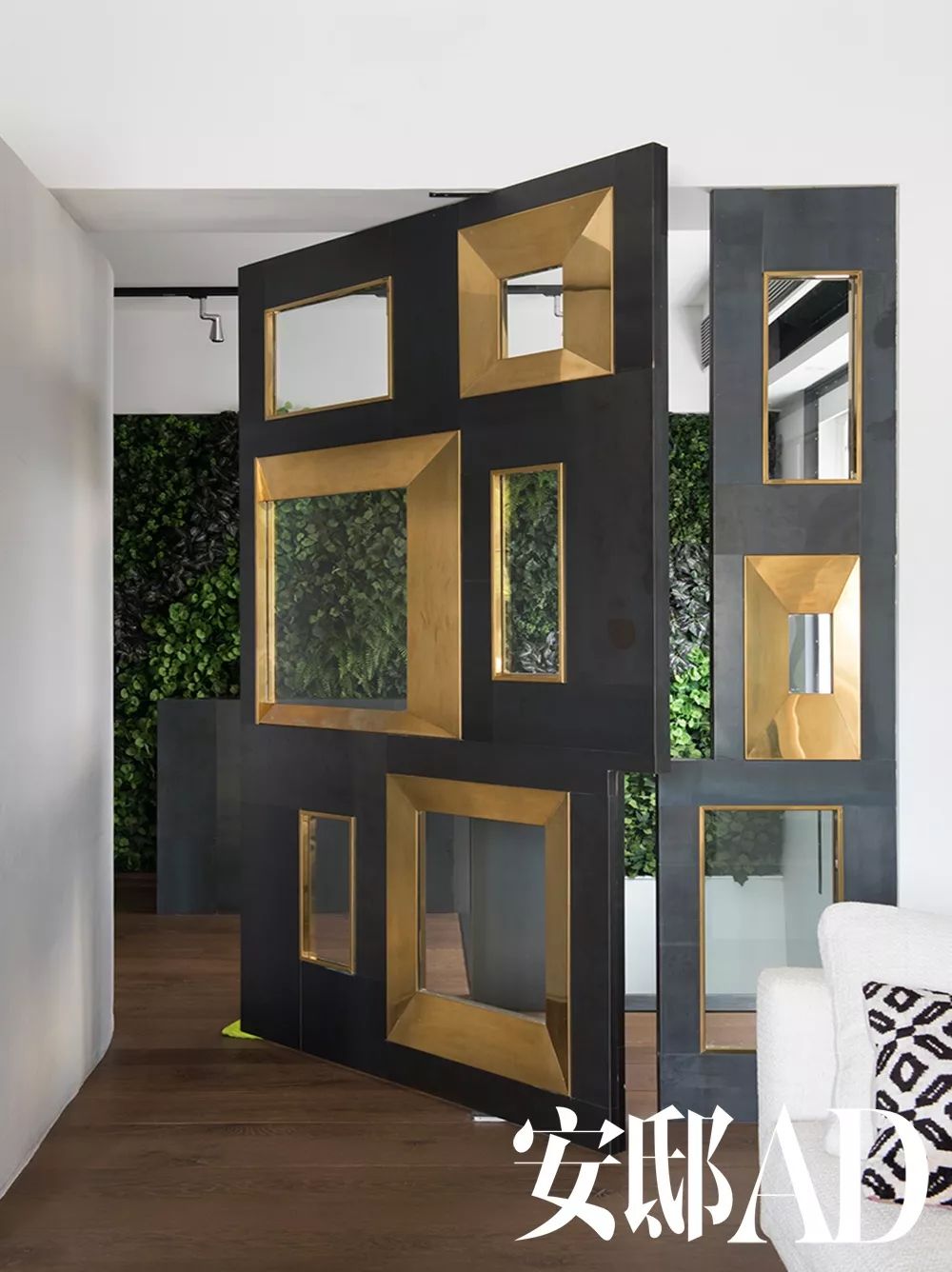 当单身公寓里有了女主人，一切都变得不一样……