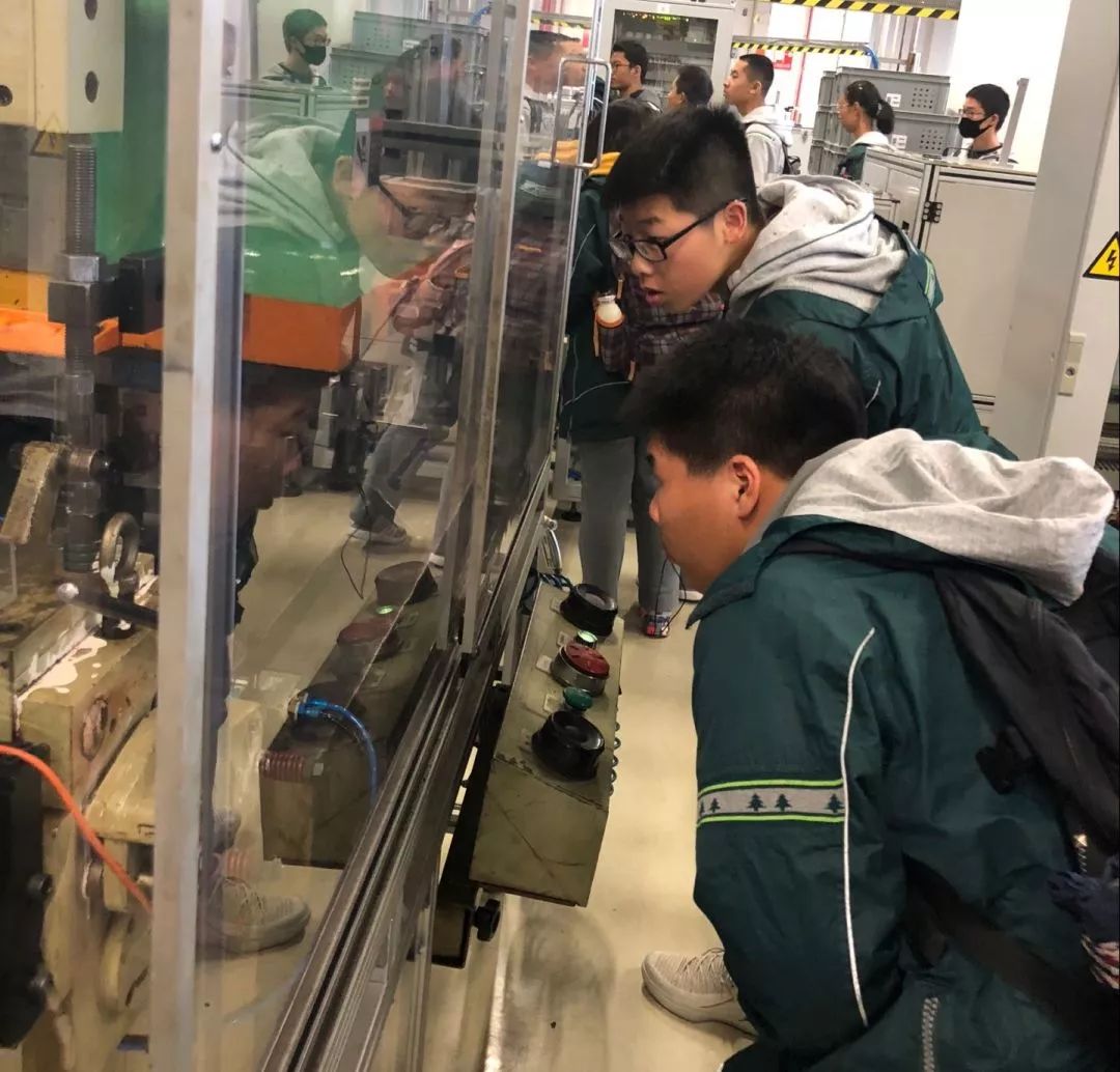 鑱屽紩鏈潵鏄嗘槑涓撳満鐩存挱甯﹀矖,鑱屽紩鏈潵绛戞ⅵ闈掓槬閭兏鐩存挱