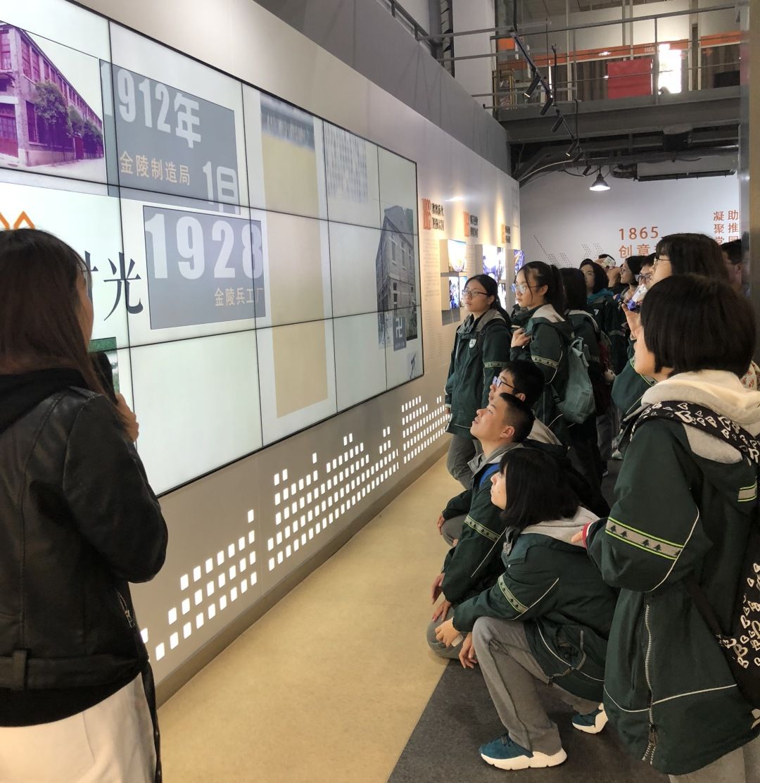 鑱屽紩鏈潵鏄嗘槑涓撳満鐩存挱甯﹀矖,鑱屽紩鏈潵绛戞ⅵ闈掓槬閭兏鐩存挱