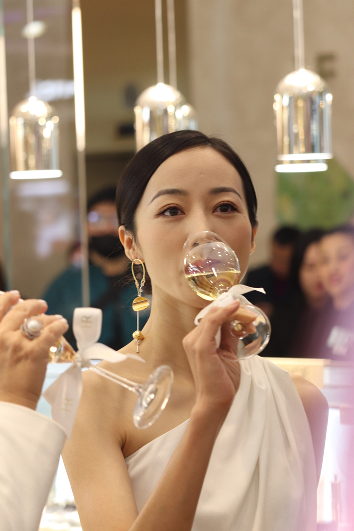 韩雪穿白衬衫配半身裙优雅又高级,韩雪穿着黑色开叉礼服唱歌