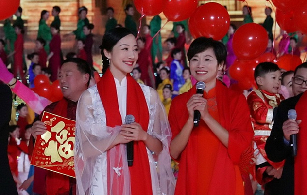 韩雪穿白衬衫配半身裙优雅又高级,韩雪穿着黑色开叉礼服唱歌