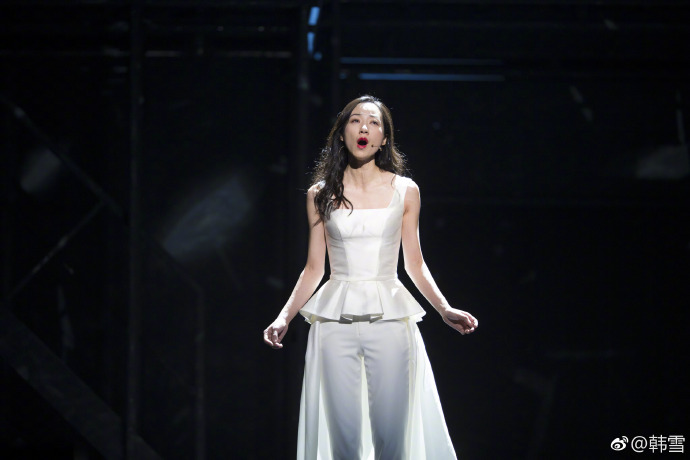 韩雪穿白衬衫配半身裙优雅又高级,韩雪穿着黑色开叉礼服唱歌