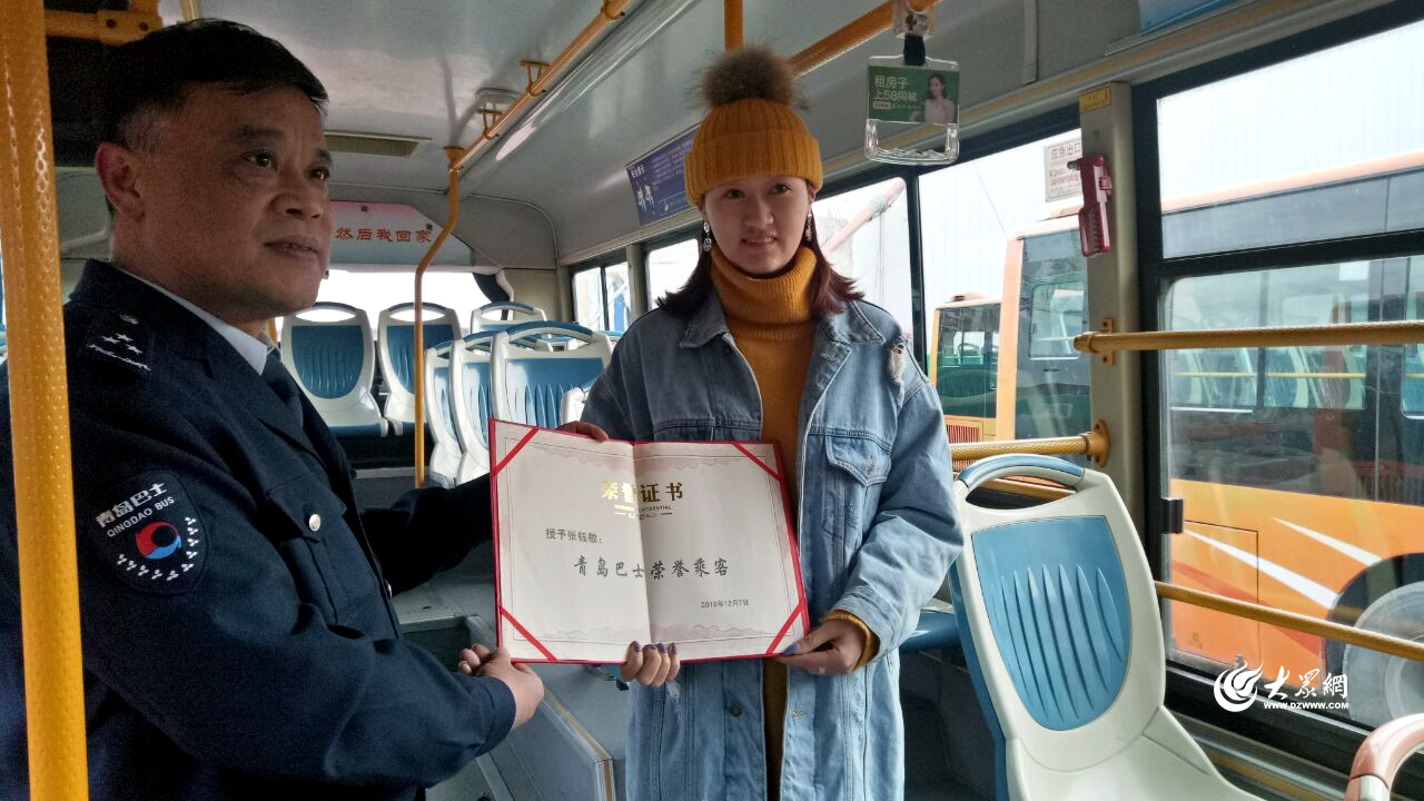 原来你是这样的“最美弯腰女孩”!1分钟系鞋带背后,竟是23年的……