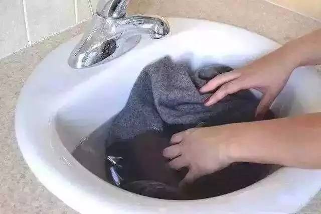 衣服缩水变形,纯羊毛衣服洗缩水变形了怎么补救