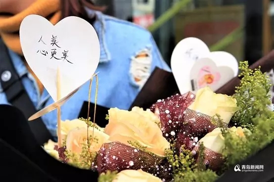 原来你是这样的“最美弯腰女孩”!1分钟系鞋带背后,竟是23年的……