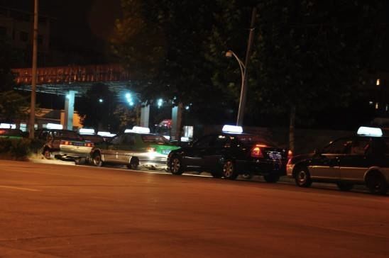 醉酒女子在酒吧门口被男子猥亵,女子醉酒回家路上被陌生男子抱走