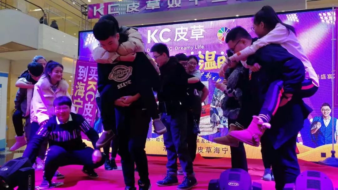 这事你在现场吗?人超级多!上台做游戏就有礼品拿,买皮草更实惠!