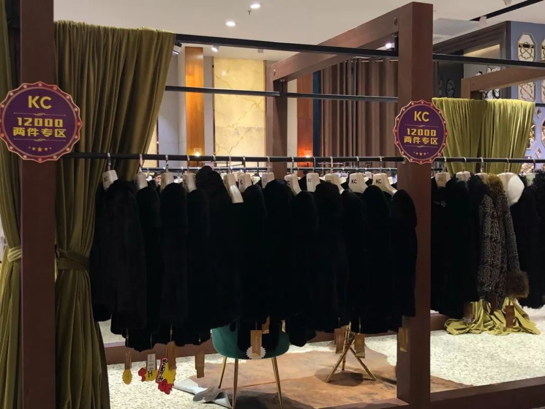 这事你在现场吗?人超级多!上台做游戏就有礼品拿,买皮草更实惠!