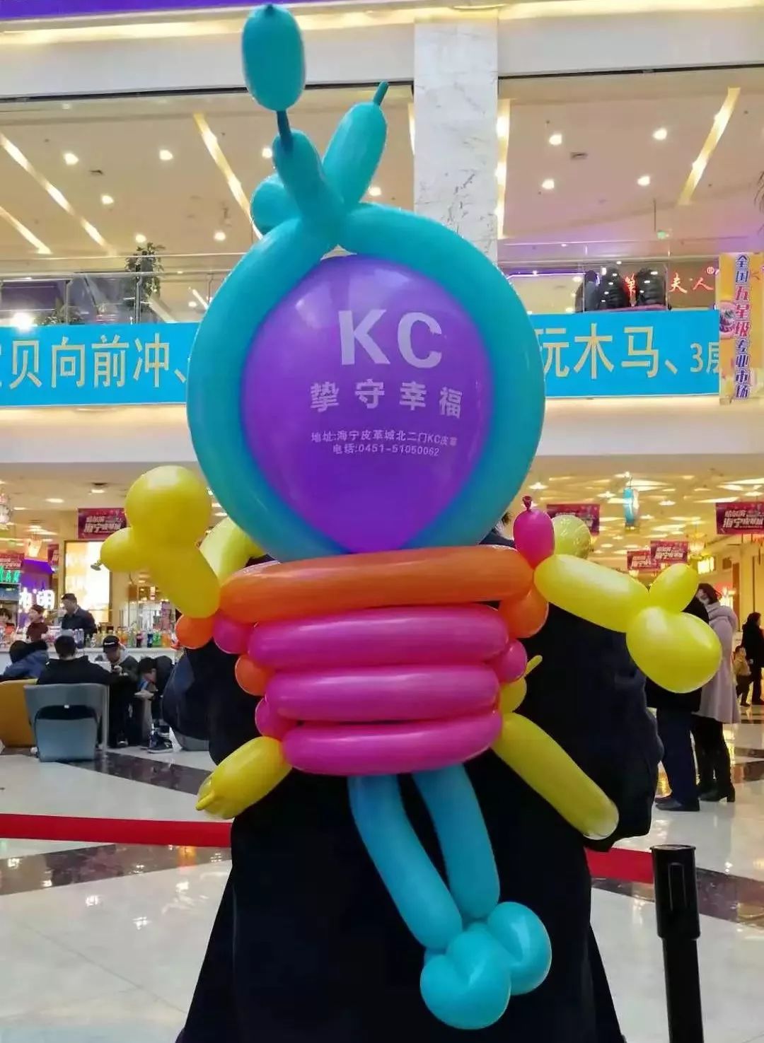 这事你在现场吗?人超级多!上台做游戏就有礼品拿,买皮草更实惠!