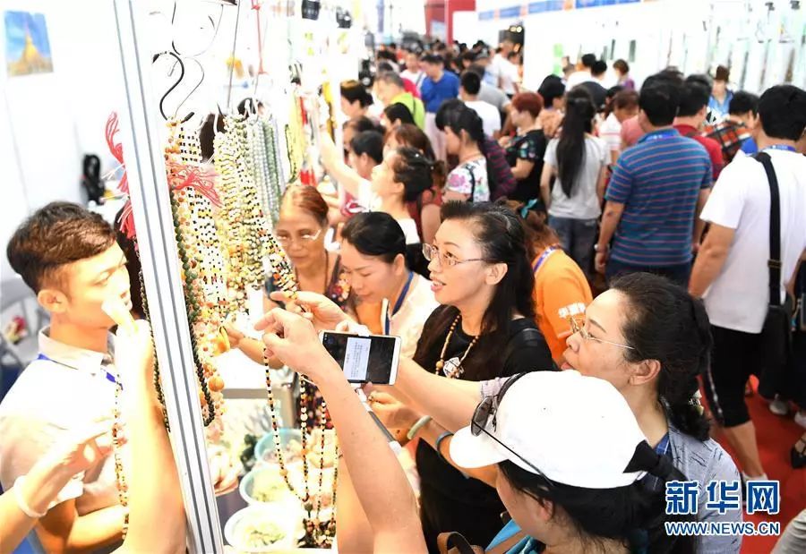 以习*平近**同志为核心的*党**中央关心广西发展纪实