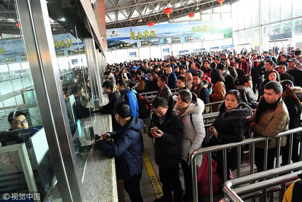 所有人都在忙着抢票回家,春运期间这些人可提前购票