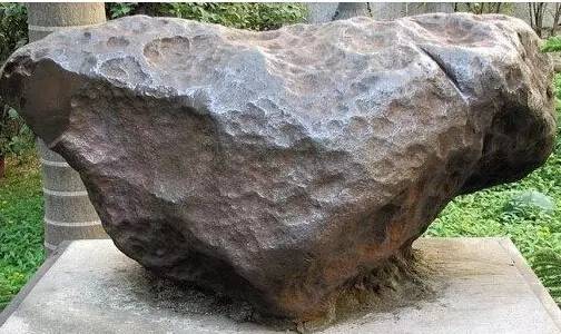 小学科学识别矿物的重要依据,如何区分陨石和普通岩石