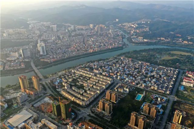 八桂大地起春潮——以习*平近**同志为核心的*党**中央关心广西发展纪实