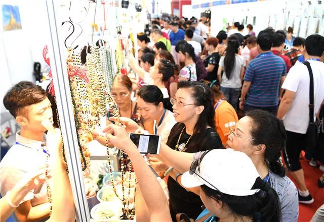 八桂大地起春潮——以习*平近**同志为核心的*党**中央关心广西发展纪实