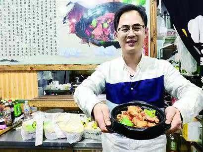 90后小伙辞职摆摊完整视频,开个黄焖鸡店一年收入