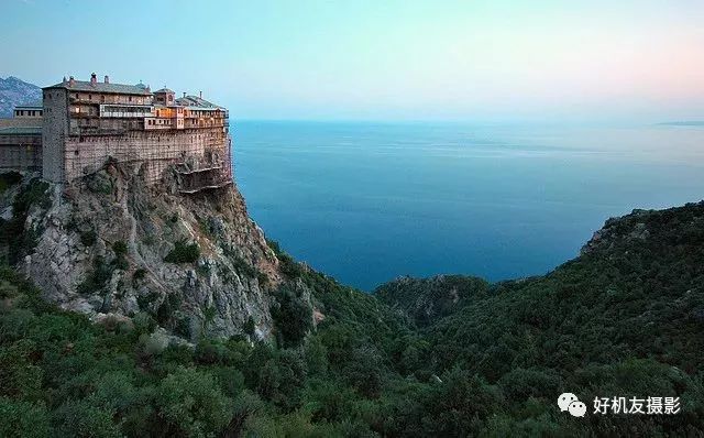 构图采用三分构图法,三分法也称之为填制构图法