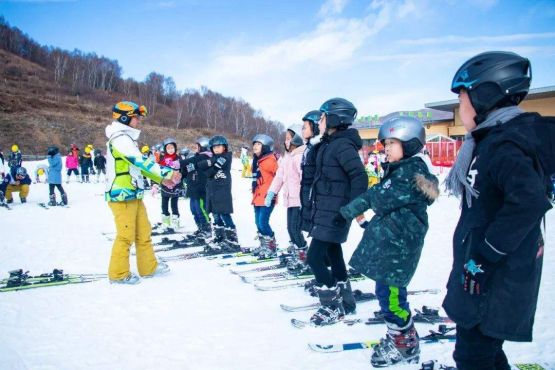 冰雪大世界超长雪滑梯,第一视角体验冰雪小世界冰滑梯