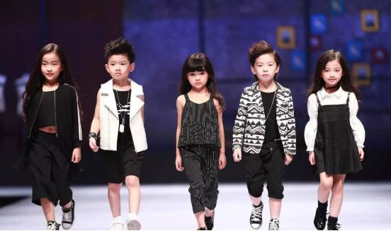 冰雪大世界超长雪滑梯,第一视角体验冰雪小世界冰滑梯