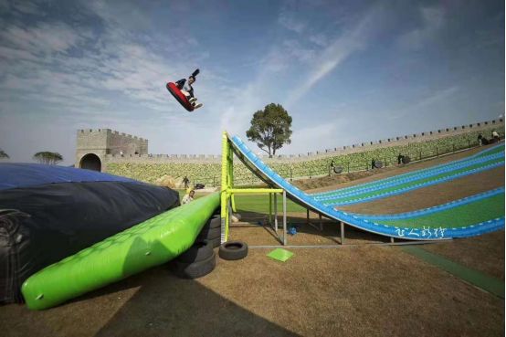 冰雪大世界超长雪滑梯,第一视角体验冰雪小世界冰滑梯