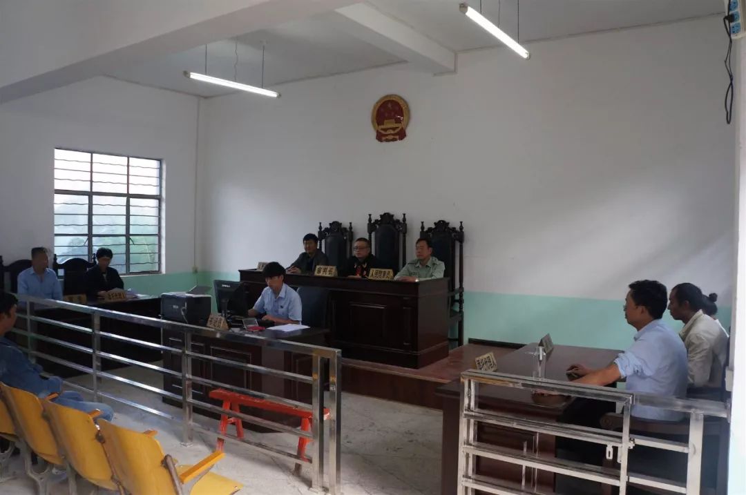 「多元解纷」粉墙摔伤要求赔偿28万余元，被告无力偿还咋办？法院这样办……