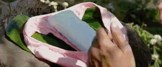 41岁“变态男”穿卫生巾上街，全村*攻围**，最终却让5亿女人为他欢呼？