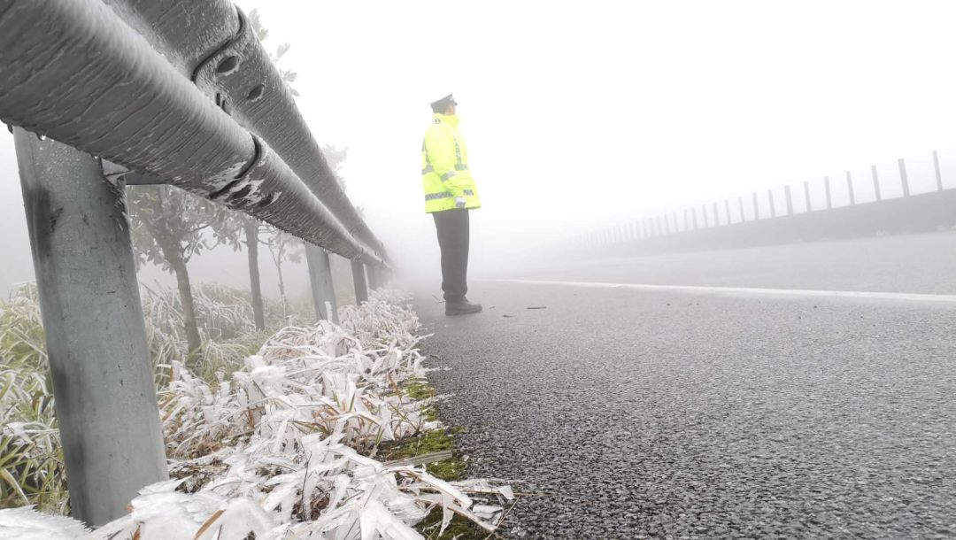 车被刮蹭是私下处理还是报警,车被刮蹭找交警还是警察