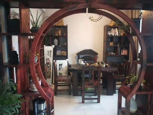 佛山木饰面板酒店装修效果图,木饰面板酒店民宿装修效果图