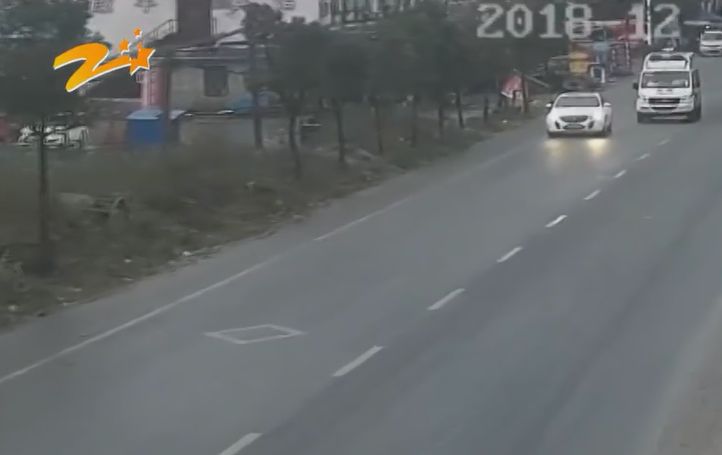 作业超多的小学生,小孩子开车上高速作业