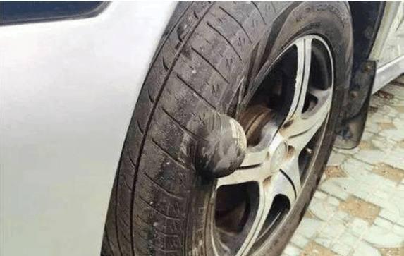 轮胎侧面裂纹到什么程度可以换,轮胎胎花好但是凹槽有裂纹正常吗