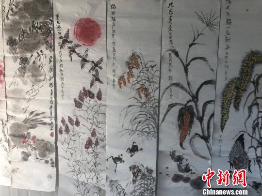 国画人物环卫工人写意画,一环卫工用落叶作画