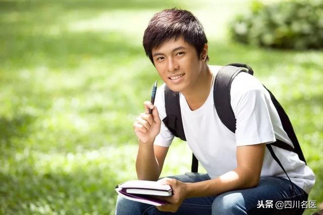 惊呆!小伙子胸部越长越大,竟然和他女朋友有关……